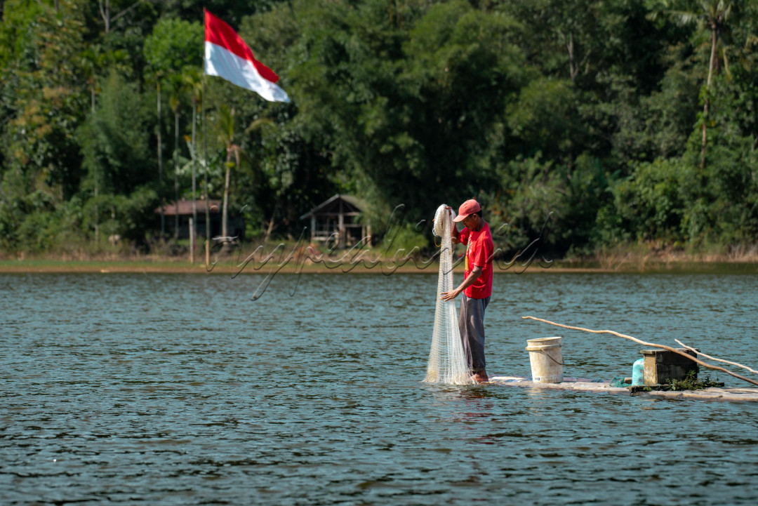 Aktifitas Nelayan Danau Kecil Tarusan Kamang