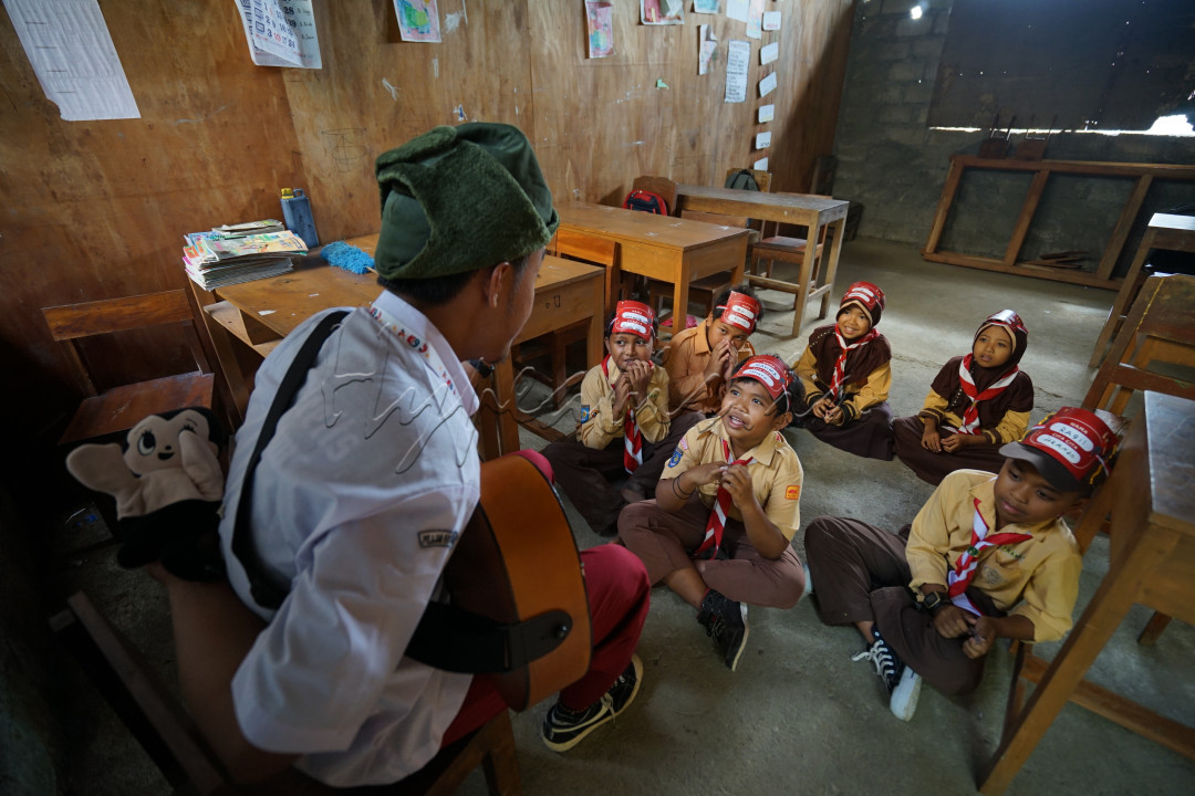 Pendongeng ketika mengisi ruang belajar di sebuah sekolah dasar dalam program hiburan belajar agar anak-anak tidak hanya menerima pelajaran formal tetapi juga bisa berimajinasi mendengar cerita-cerita, ilmu dan norma-norma kehidupan dimana ketika disampaikan dengan cara yang menghibur, anak-anakpun menjadi mudah memahami.