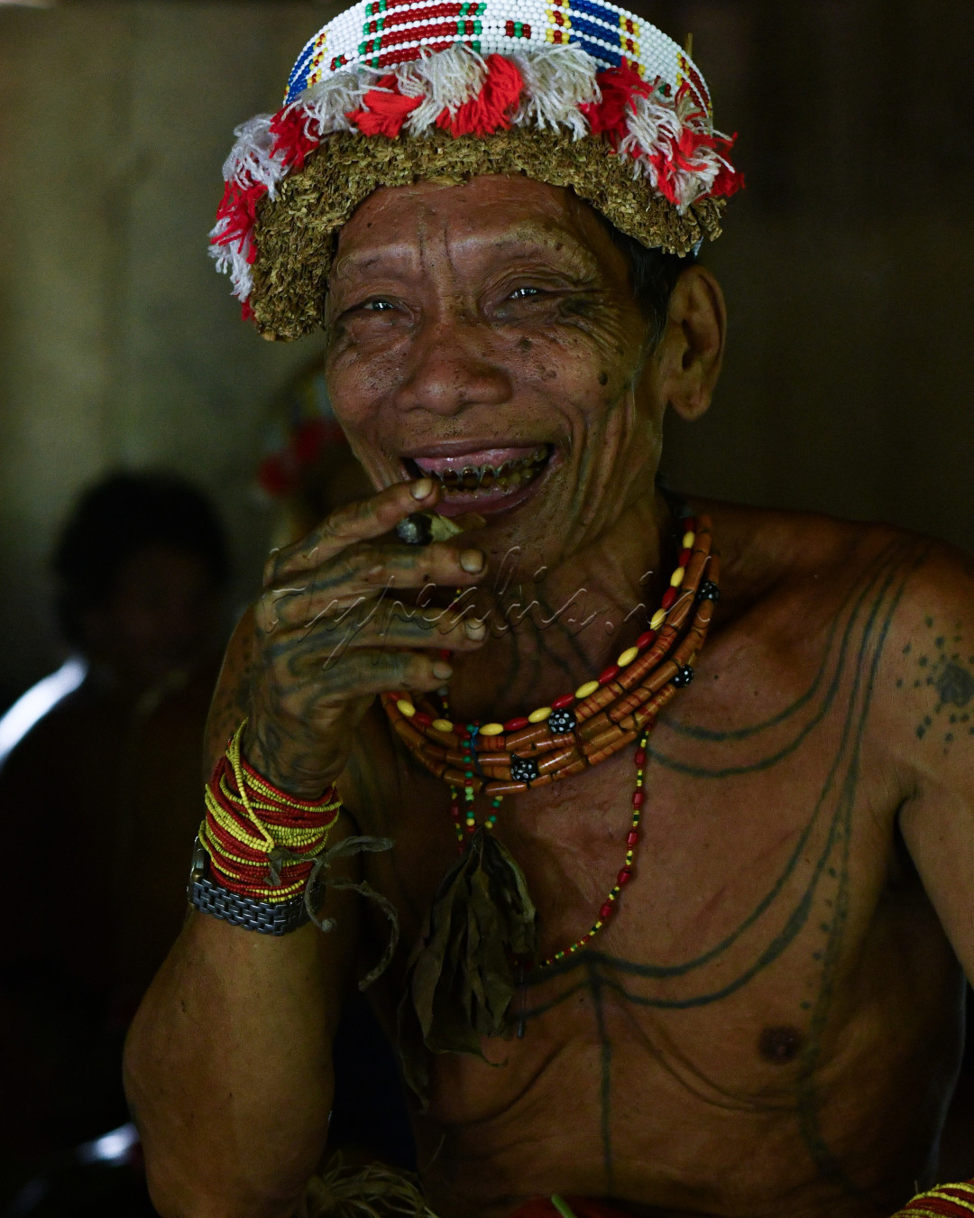Potret senyum Aman Jawa Seorang Sikerei atau dukun pengobatan Suku Mentawai dengan tato khas Mentawai yang menghiasi beberapa bagian tubuhnya. Tato Mentawai merupakan tato tertua di dunia. Tato bagi suku Mentawai merupakan tanda kehormatan dan simbol sakral budaya leluhur suku Mentawai.&nbsp;