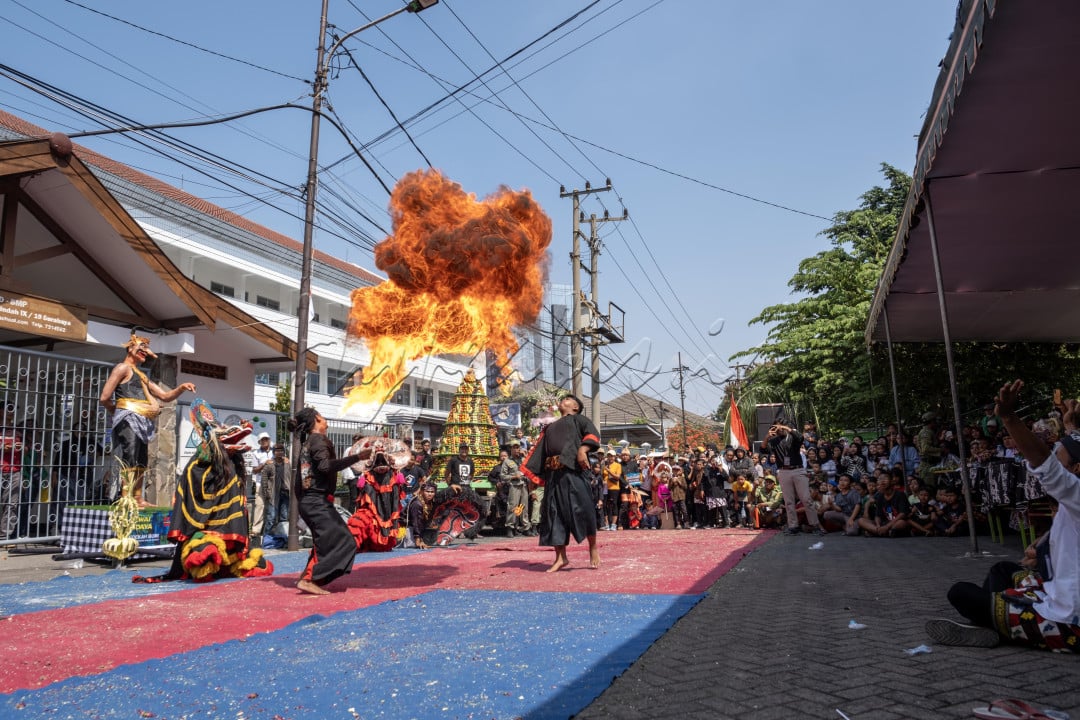 Tradisi sedekah bumi ini, merupakan salah satu bentuk ritual tradisional masyarakat di pulau jawa yang sudah berlangsung secara turun-temurun dari nenek moyang orang jawa terdahulu. Ritual sedekah bumi ini biasanya dilakukan oleh mereka pada masyarakat jawa yang berprofesi sebagai petani, nelayan yang menggantunggkan hidup keluarga dan sanak famil mereka dari mengais rizqi dari memanfaatkan kekayaan alam yang ada di bumi.