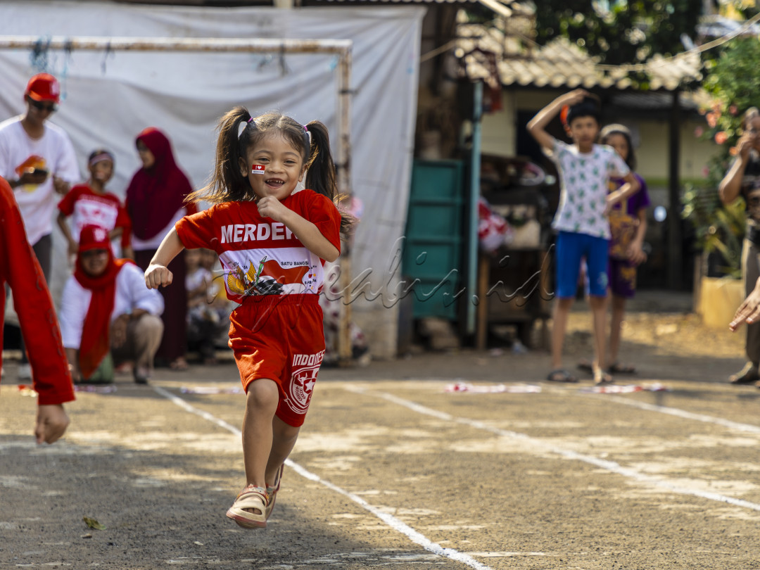 Sudah menjadi tradisi setiap peringatan 17 Agustusan, di setiap daerah selalu mengadakan perlombaan yang meriah dan selalu anak anak dilibatkan. Beberapa manfaat anak anak ikut dalam perlombaan adalah membantu tumbuh kembang serta stimulasi kecerdasan dan&nbsp;meningkatkan sikap pantang menyerah dan tekun.