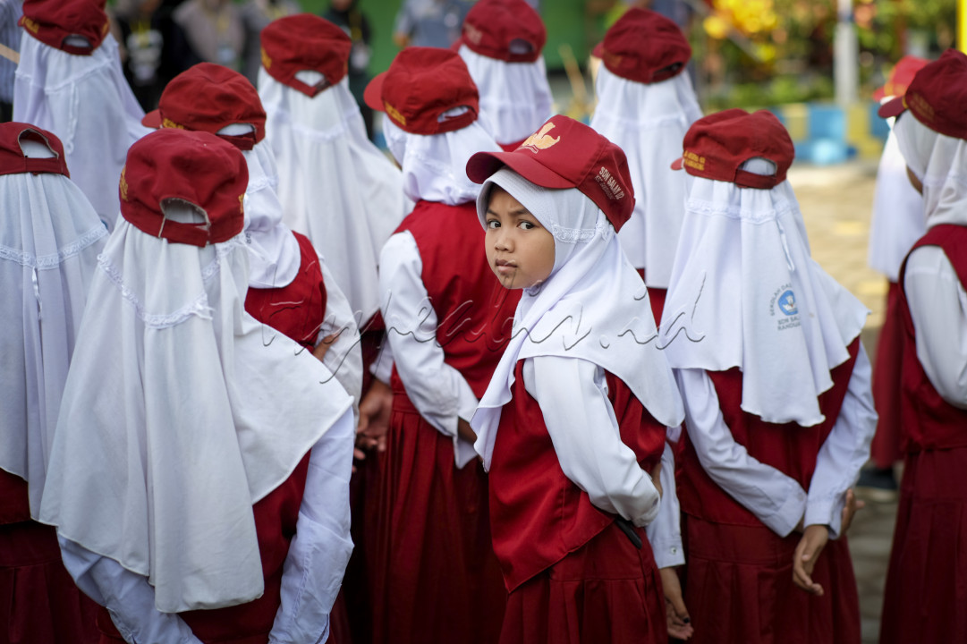 Murid sekolah dasar pada barisan belakang nampak berpakaian rapih ketika mengikuti upacara hari senin, seperti murid kelas 1 pada umumnya mereka terkadang sulit konsentrasi pada prosesi upacara. Namun inilah awal yang baik bagi anak-anak generasi penerus bangsa yang sangat rapih dan antusias mengikuti upacara di sekolah sebagai bentuk terbentuknya rasa nasionalis kepada bangsa.