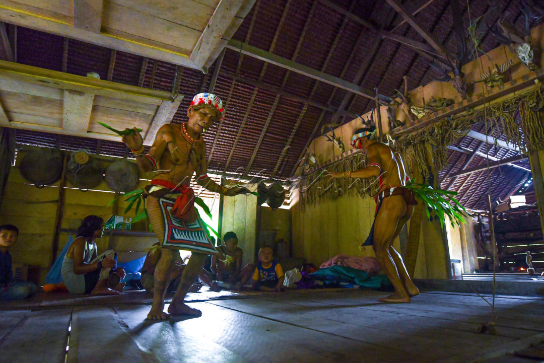 Dengan diiringi alat musik sederhana, Sikerei menari sebagai tarian upacara adat penyambutan kepada tamu yang berkunjung kerumah uma Suku Mentawai.&nbsp;
