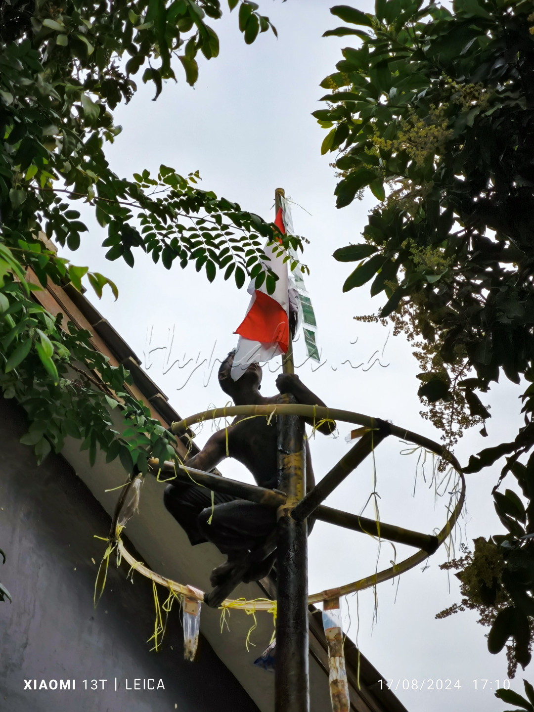 Seolah menggambarkan bagaimana para pahlawan berjuang untuk meraih kemerdekaan