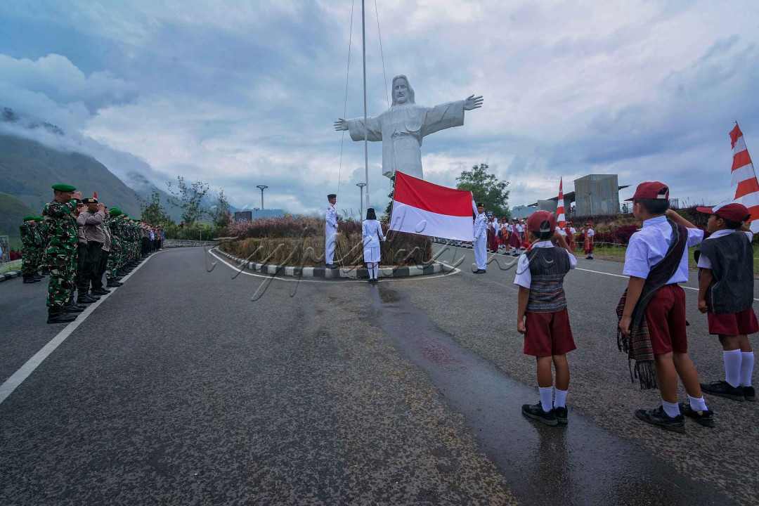 Pengibaran Bendera Sang Saka Merah Putih. Di Sibea-bea Samosir &nbsp;Danau Toba.