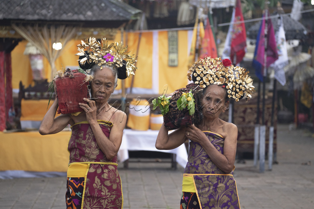 Desa Asak Karangasem Bali memiliki banyak banyak upacara Usabha, salah satunya adalah Usabha Sumbu yang puncaknya di hari Purnama Kasa, salah satu keunikan dari Usabha Sumbu adalah di adanya tari rejang yang di tarikan oleh para wanita yang sudah tua (lingsir)