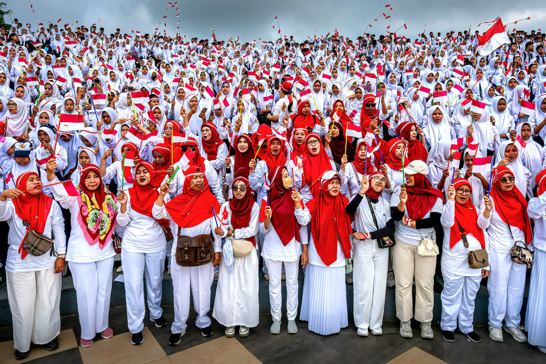 Pengibaran Satu juta Bendera Merah Putih dalam Rangka Menyambut Dirgahayu Republik Indonesia ke-79 tahun.&nbsp;<br />
Kegiatan Pengibaran ini dilaksanakan di Kota Mataram NTB, yang merupakan rangkaian dari Kegiatan Kemerdekaan yang dihadiri oleh semua golongan masyarakat, baik itu Anak Usia Sekolah, ASN, TNI, Polri maupun masyarakat umum.&nbsp;<br />
Kegiatan ini dimulai dengan Parade di ruas jalan Kota Mataram dan diakhiri di satu titik dan melakukan Pengibaran Bendera secara bersama-sama untuk mempertahakan jiwa nasionalisme dan kebersamaan antar masyarakat.