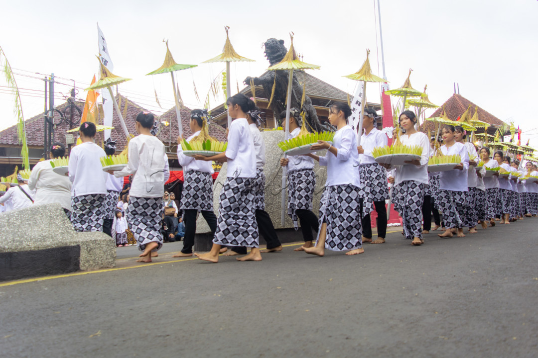 Foto yang diambil dari acara adat serentaun Cigugur pada acara puncaknya ini merupakan bagian dari ngajayak yaitu membawa hasil bumi yang dibawakan oleh anak-anak muda Cigugur,Kuningan,Jawa Barat.