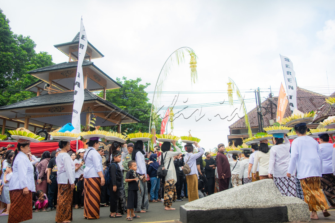 Pada foto sebelumnya adalah iring-iringan anak muda, kemudian ini adalah lanjutan dari iring-iringan ngajayak pada acara adat serentaun yang dibawakan oleh ibu-ibu menuju gedung Paseban, Cigugur, Kuningan, Jawa Barat.