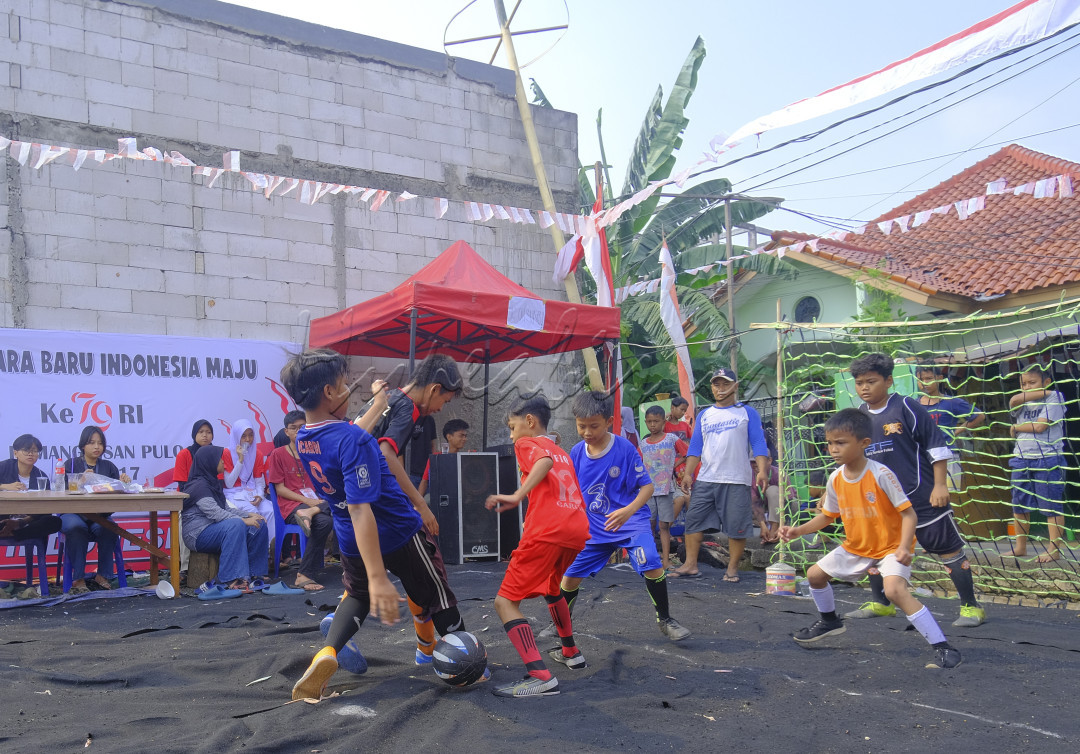 Bulan agustus merupakan bulan bersejarah bagi Rakyat Indonesia, karena 79 tahun lalu para Bapak pendiri Bangsa telah memproklamirkan Kemerdekaan Indonesia yang hingga kini selalu diperingati. Pada Umumnya Rakyat Indonesia memperingati dengan mengadakan rangkaian perlombaan.<br />
Terlihat para peserta lomba futsal anak-anak sedang Memperebutkan Bola. Mereka berusaha agar dapat menguasai bola tersebut kemudian mencetak gol ke gawang lawan guna memenangkan pertandingan serta menjadi Juara.