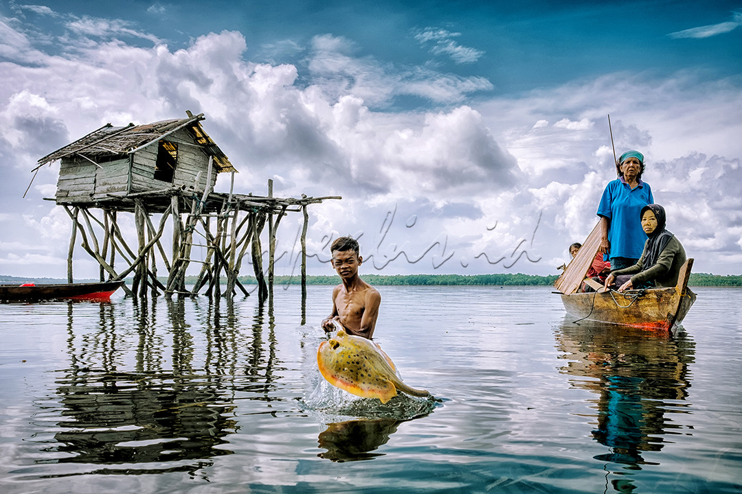 Satu keluarga suku laut Lingga berada disekitar rumah singgah yang berada ditepian pantai untuk menetap sementara dan berburu ikan laut.<br />
Suku laut Lingga yang kelompoknya tersebar di beberapa pulau di Indonesia ini hidup secara berpindah-pindah dari pulau satu kepulau lainnya, karena tidak memiliki rumah tetap.<br />
Untuk memenuhi kebutuhan hidup sehari-hari, mereka berburu ikan laut untuk dikonsumsi atau dijual ketika mereka merapat kedaratan.<br />
&nbsp;