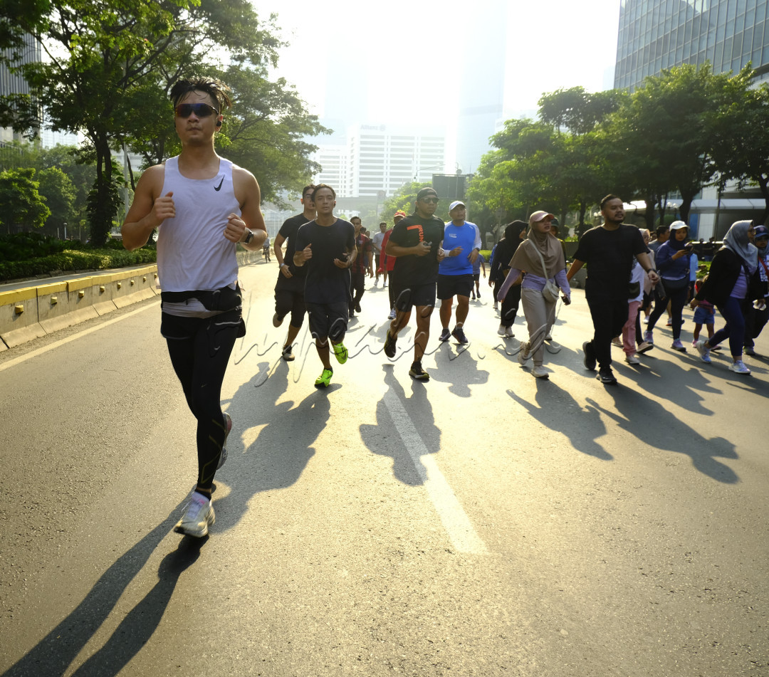 Jogging Saat Car Free Day sangat menyenangkan Dan efektif. Warga dapat melakukan aktifitas olahraga sambil menikmati pemandagan kota yang terbebas dari polusi udara. Car Free Day merupakan salah satu kegiatan yang dilakukan di setiap kota di Indonesia.&nbsp;