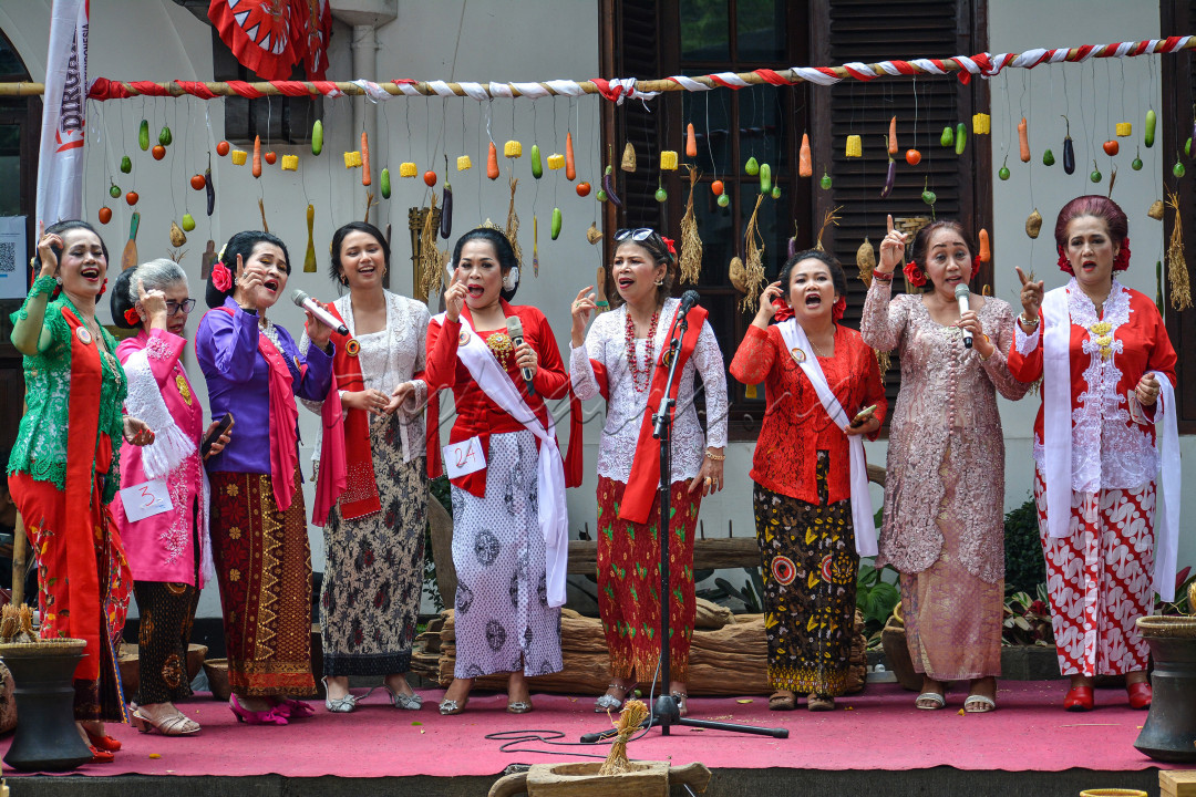 Kontribusi Perempuan dalam Bingkai Kemerdekaan saat acara peringatan 17 Agustus di Gedung Indonesia menggugat kota Bandung, bertemakan 'Kendoeri Rakyat: Perempuan dalam bingkai Kemerdekaan'.&nbsp;<br />
Paduan suara ini adalah wajah-wajah perempuan Indonesia yang sangat bersemangat untuk melestarikan nilai-nilai Seni budaya dan semangat juang Kemerdekaan Republik Indonesia.
