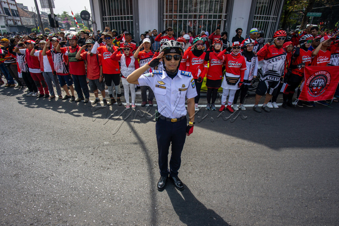 Ratusan hingga ribuan masyarakat bersatu dengan penuh kecintaan dan nasionalisme pada Hari kemerdekaan 17 Agustus 2024 di Simpang Lima Asia-Afrika Bandung. Bukan tanpa alasan, tepat diantara jam 10 pagi semua mengikuti upacara Kemerdekaan selama 3 Menit untuk Indonesia. Berjudul 3 Menit untuk Indonesia, para pengendara, pesepeda dan masyarakat dengan khidmat mengikuti rangkaian upacara untuk memperingati hari kemerdekaan Republik Indonesia yang ke 79 tahun.
