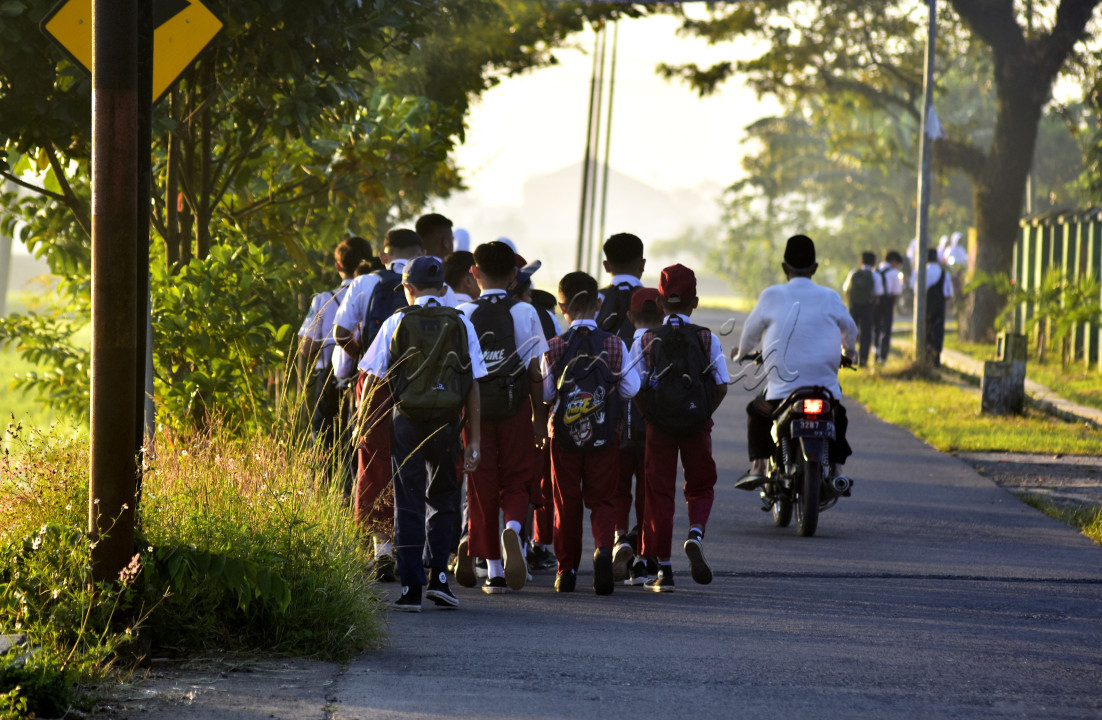 Berangkatlah sekolah Nak, raih cita-citamu, jadilah anak yang berguna bagi bangsa dan negaramu !