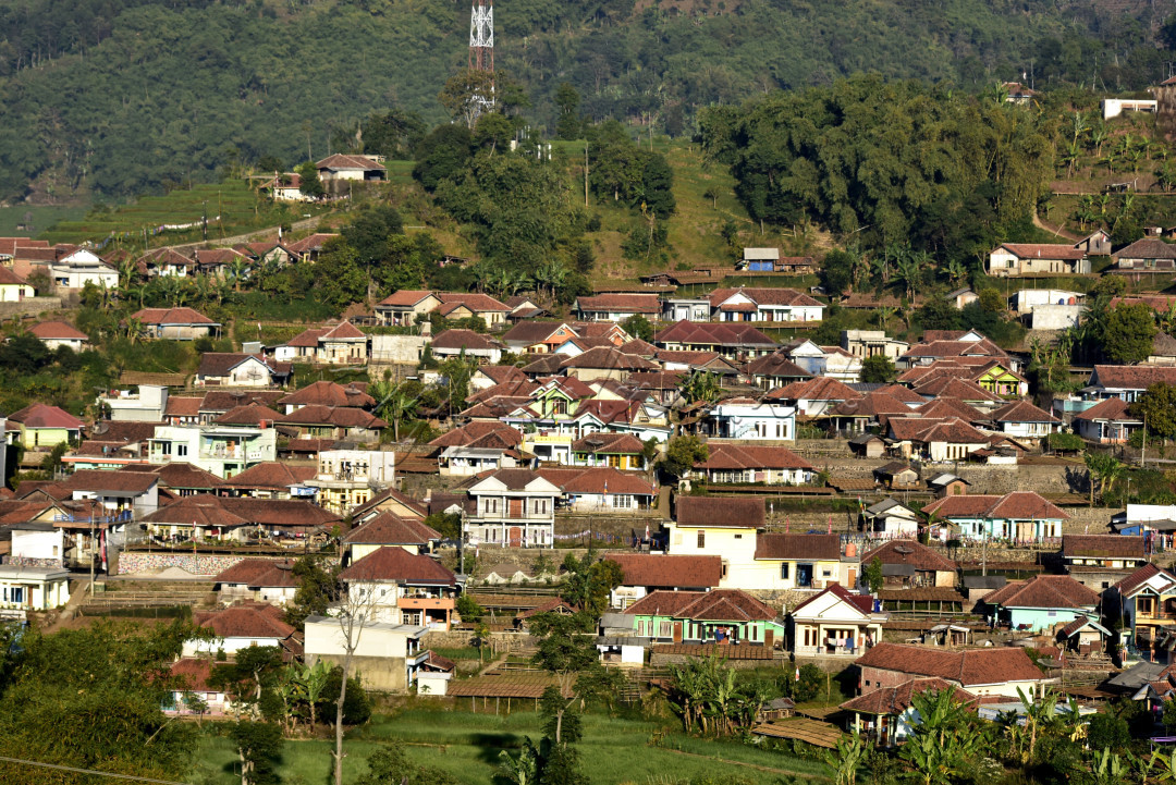 landscape pemandangan sebuah desa di Kab Sumedang yang berada diperbukitan menyajikan pemandangan yang indah dan unik !