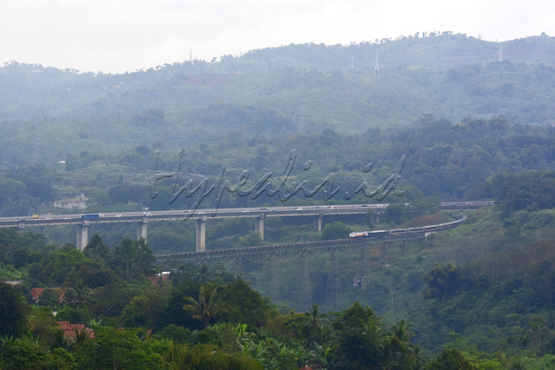 indahnya perpaduan jembatan toll dan jembatan kereta api di Jawa Barat (Jembatan Cikubang) menjadikannya pemandangan yang sangat menakjubkan !