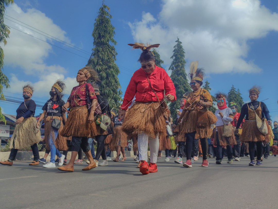 idealis, kreatif dan spiritualisme adalah karakteristik sejati Bangsa Indonesia, nampak Ibu Ibu di Merauke sedang goyang Wayase lengkap dengan sakramen sakramen Papua yang masih lestari.&nbsp;