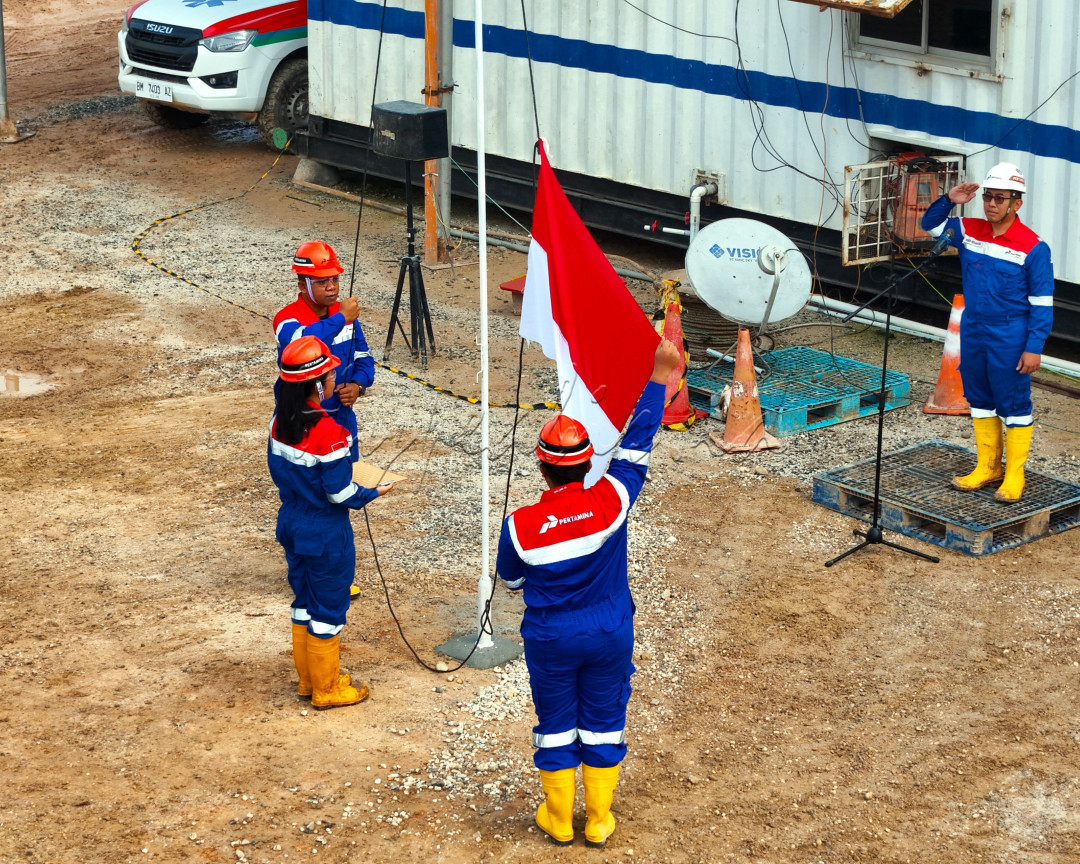 Penghormatan Untuk Sang Saka Merah Putih pada puncak kegiatan Upacara Peringatan Hari Kemerdekaan Indonesia yang ke 79 dipimpin oleh Perwira Pertamina Hulu Rokan