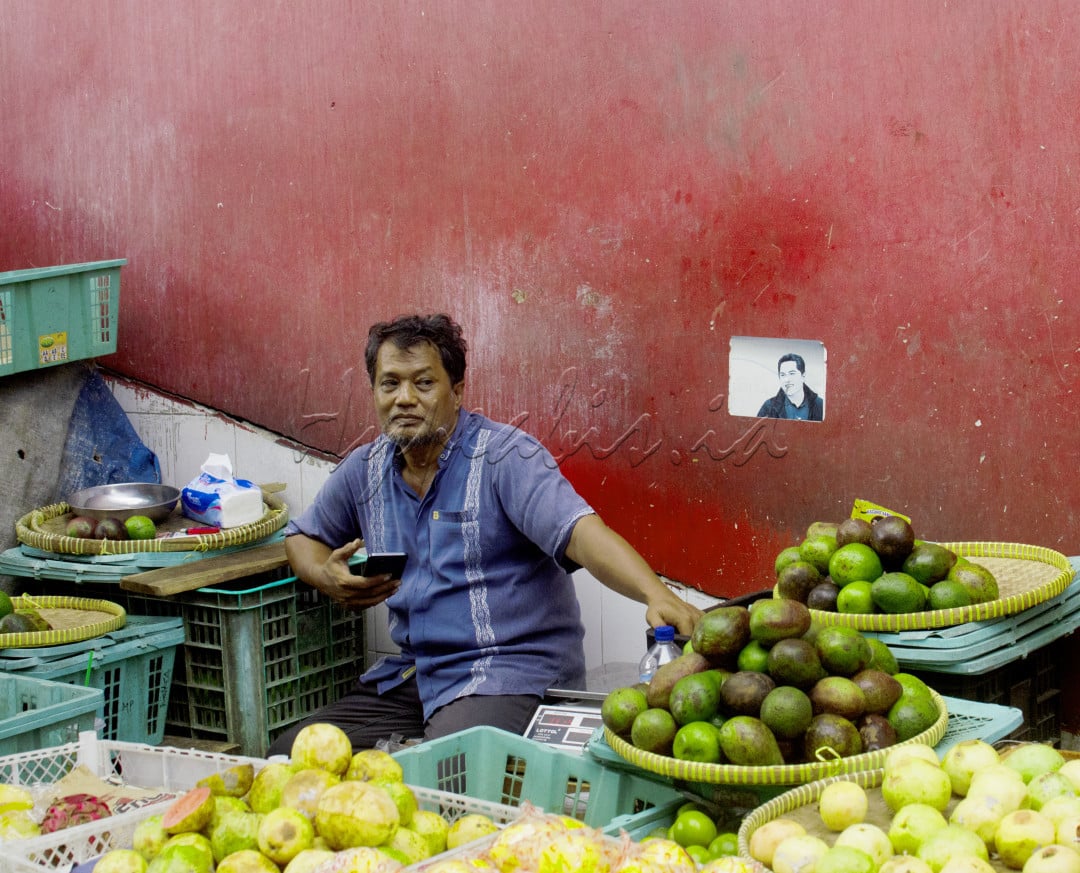 Penjual buah pasar tradisional terlihat sedang menunggu pembeli yang datang ke lapak. Buah yang akan dijual sudah tersedia. Pembeli dapat memilih sesuai keinginan dan kebutuhan mereka&nbsp;