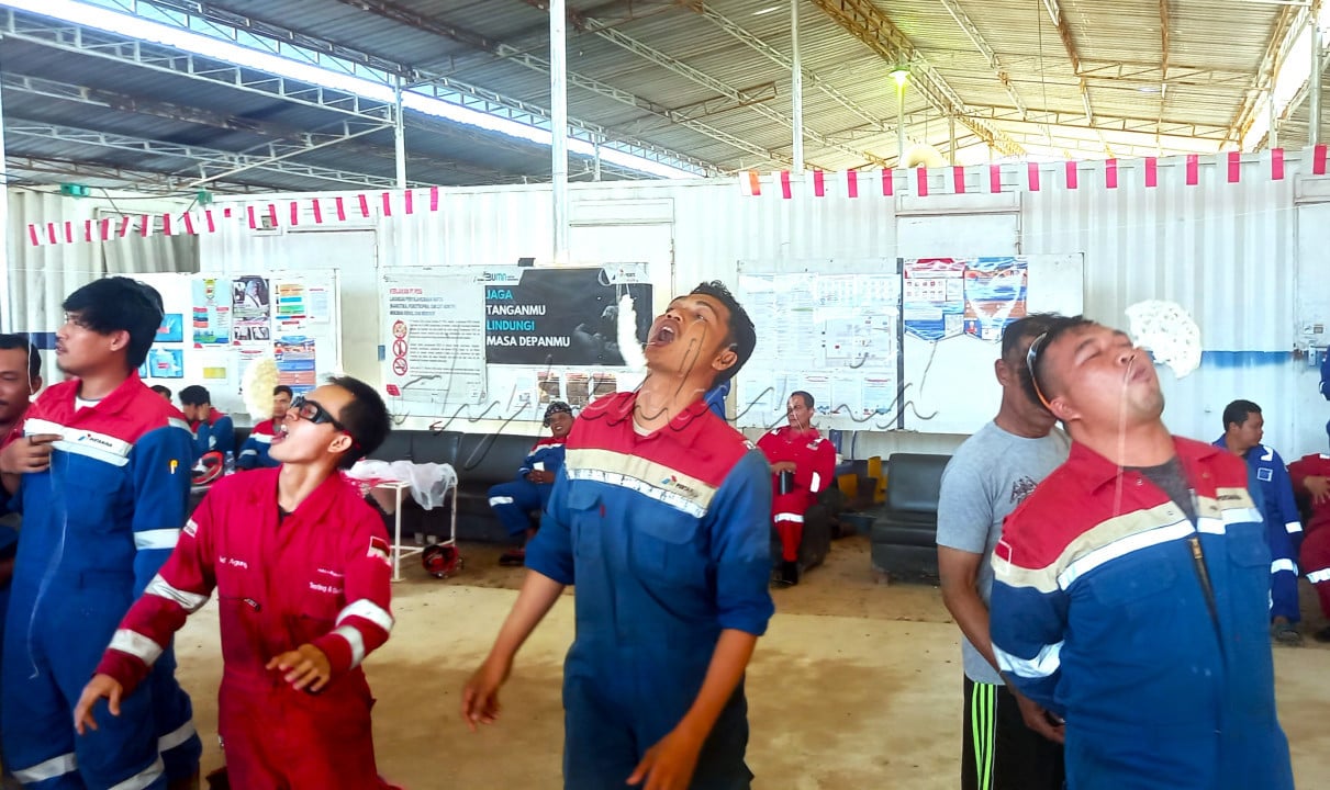 Potret Kegiatan Lomba Makan Kerupuk yang diikuti oleh Pekerja dari Halliburton dan PDSI dalam rangkaian peringatan Hari Kemerdekaan Indonesia ke - 79
