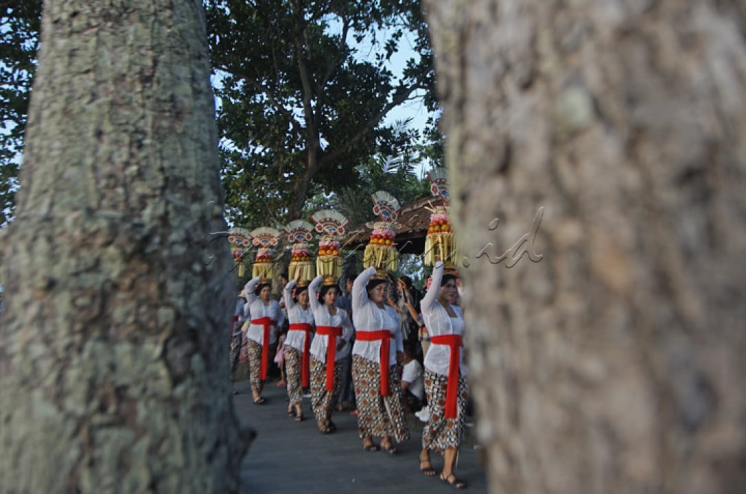 Parade Gebogan, digelar untuk memanjakan wisatawan domestik dan mancanegara yang berkunjung ke DTW Tanah Lot
