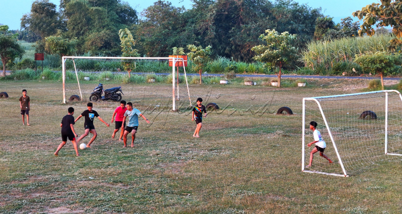 Potret sederhana anak - anak di Kabupaten Jombang bermain sepak bola dengan sederhana tanpa menggunakan sepatu khusus.&nbsp;