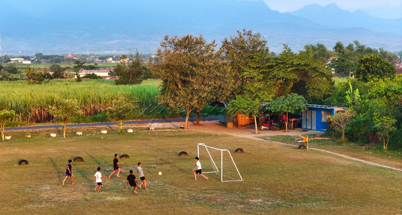 "Bahagia itu Sederhana", sebuah ungkapan yang sangat sesuai untuk menggambarkan aktivitas anak - anak desa bermain Sepak Bola pada waktu Sore Hari selepas pulang sekolah.