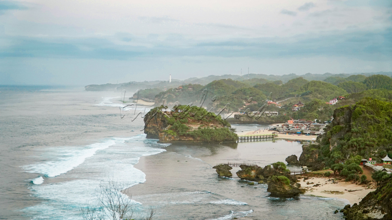 Puncak Kosakora adalah sepotong surga tersembunyi di Yogyakarta, Kabupaten Gunungkidul, Indonesia. Tempat ini terkenal karena pemandangan panoramanya yang indah menghadap ke Samudra Hindia. Dengan pemandangan laut, hamparan pasir pantai, dan bukit hijau yang mempesona dengan ketinggian yang berbeda-beda.&nbsp;<br />
<br />
Dari puncaknya, kita dapat menyaksikan matahari tenggelam perlahan, seolah menyambut hari baru dengan harapan dan kebahagiaan yang baru.&nbsp;<br />
<br />
Langit berwarna biru yang memudar perlahan, mengingatkan kita betapa indahnya momen-momen sederhana dalam hidup. Puncak Kosakora bukan hanya sebuah tempat, tetapi sebuah pengalaman yang menghadirkan kedamaian dan keindahan sejati.