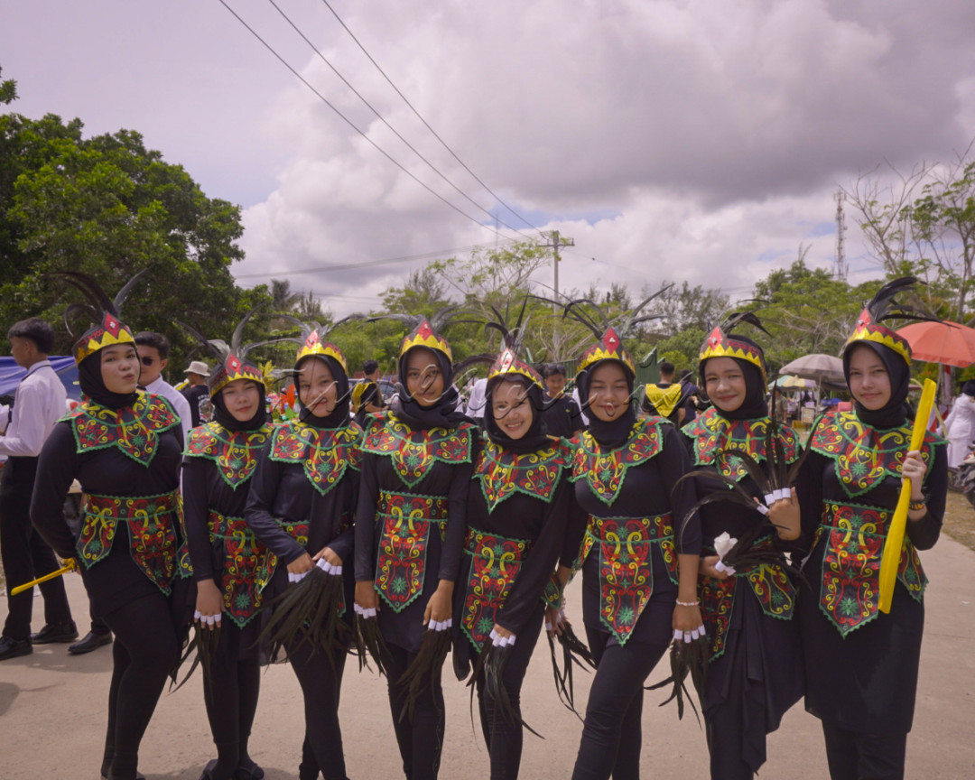 <div>Sekelompok wanita dalam balutan kostum tradisional yang penuh warna, siap memeriahkan acara karnaval 17 Agustus 2024 di bawah langit yang mendung. Semangat dan kebanggaan mereka terhadap warisan budaya terpancar dari senyuman dan keceriaan mereka.</div>