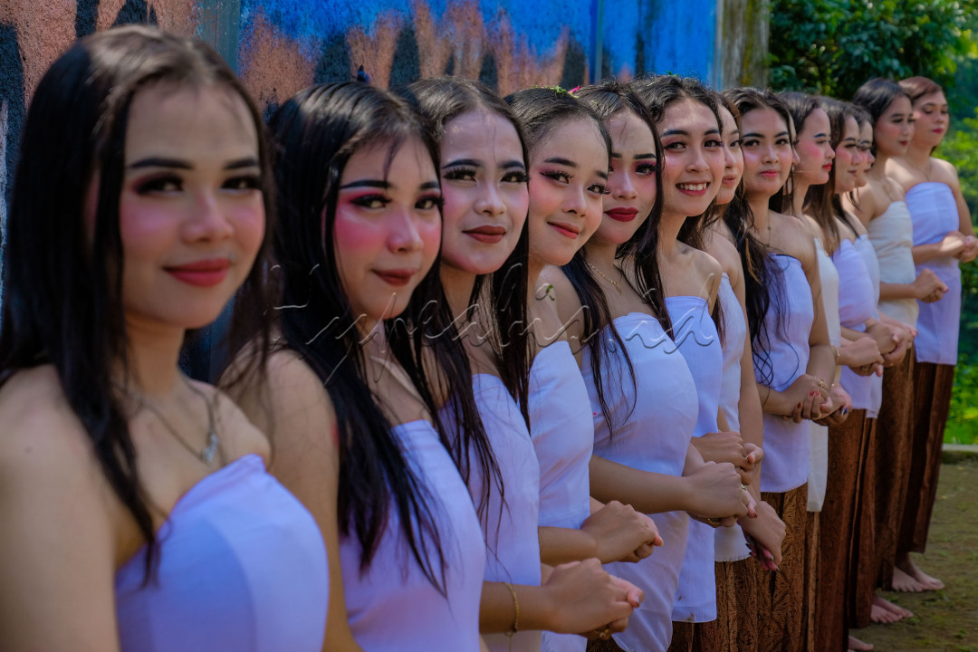 Para penari Lengger berbaris menyempatkan diri melayani swafoto di sesi terakhir penutup ritual prosesi wisuda Lengger di desa Giyanti, Selomerto, Wonosobo, Jawa Tengah, Sabtu (13/7/2024). Tradisi wisuda penari Lengger tersebut diikuti 14 peserta yang telah mampu memahami teori, praktek, sejarah, filosofi dan makna tari Lengger sebagai seni tradisional asli Wonosobo.