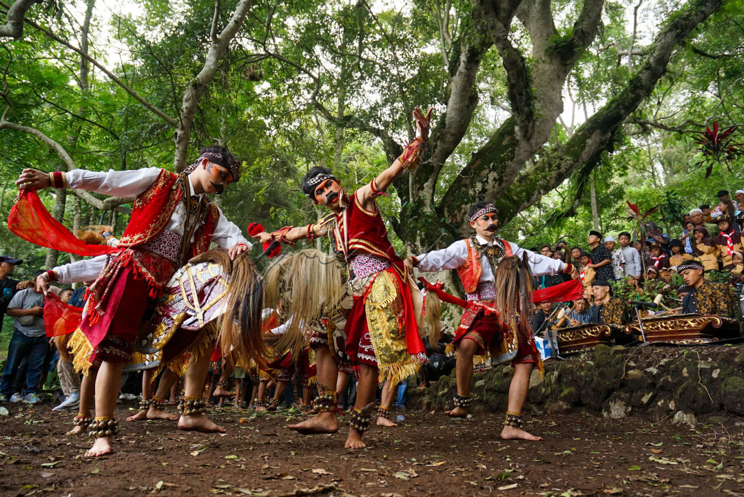 Para penari Jaran Kepang ( Kuda Lumping ) menghibur para peserta yang hadir di makam desa setempat dalam acara sadranan di Desa Cepit, Pagergunung, Temanggung, Jawa Tengah 26/01/2024. Atraksi Jaran Kepang selain menjadi hiburan yang selalu menjadi daya tarik tersendiri bagi masyarakat&nbsp; juga menjadi bagian yang penting saat ritual bersih desa.