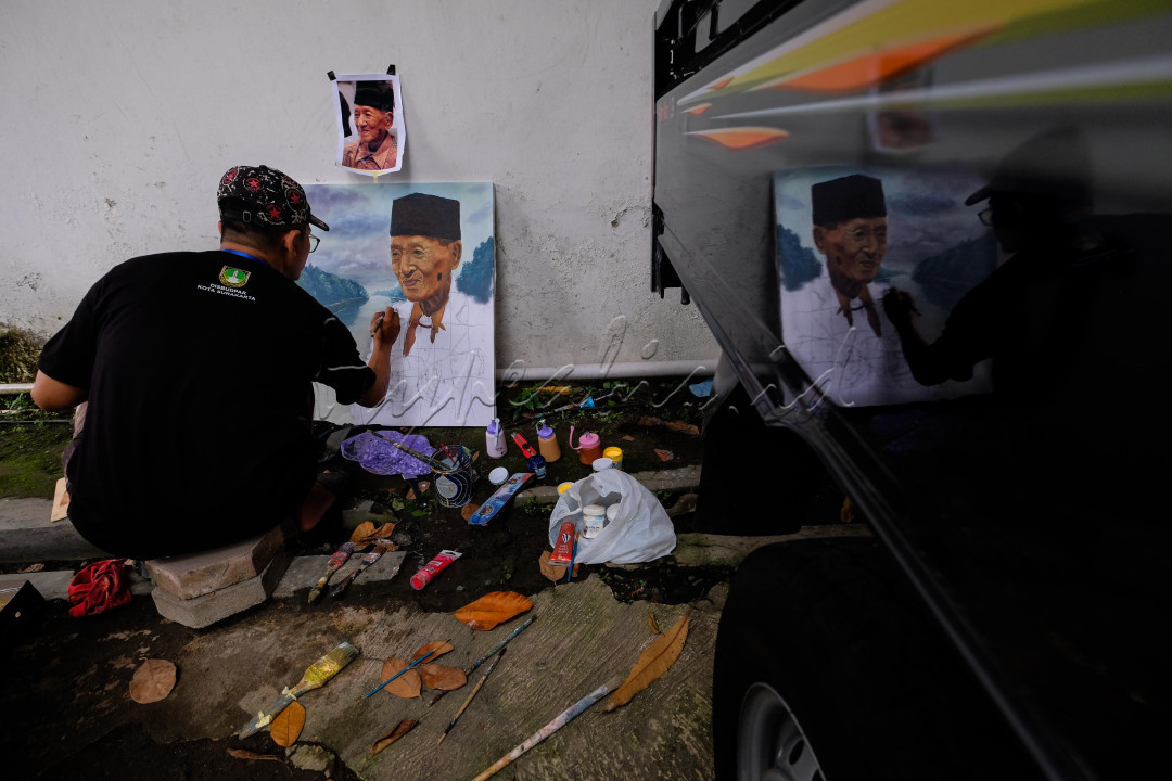 Sejumlah pelukis mengikuti Lomba Seni Lukis Tokoh Sejarah Kota Solo di Graha Wisata Niaga, Solo, Jawa Tengah.<br />
Kegiatan tersebut bertujuan sebagai sarana penulusuran fakta, peristiwa dan karya-karya para tokoh sejarah di Kota Solo lewat karya lukis serta edukasi mengenalkan tokoh-tokoh pahlawan di Kota Solo.