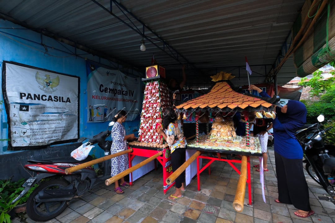 Grebeg Sudiroprajan menjadi implementasi dari arti kerukunan antar etnis yang masih berlangsung tiap tahun nya<br />
Sebuah perayaan yang penuh kegembiraan pengembangan tradisi yang berlangsung di kampung Balong, sebuah kampung yang warga keturunan Tionghoa berbaur dengan warga etnis lain.<br />
Grebeg Sudiro membuktikan berhasilnya proses akulturasi budaya dari berbegai etnis. Tidak hanya dari namanya, perlengkapan yang digunakan, mereka yang terlibat dalam penyelenggaraan tradisi ini pun berasal dari berbagai etnis, warna kulit, keyakinan, golongan dan sebagainya. Grebeg Sudiro menjadi semacam perayaan akan indahnya kebhinekaan.
