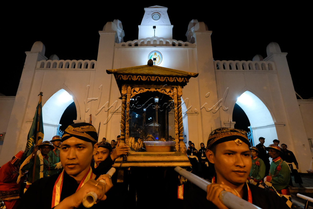 Keraton Kasunanan Surakarta secara turun temurun menggelar peringatan malam selikuran sebagai bagian dari upacara menyambut malam Lailatul Qadar, atau malam seribu bulan pada Idul Fitri.<br />
Tradisi ini mengarak tumpeng sewu (seribu) dan lampion dari keraton ke Sriwedari.Masyarakat kota Solo memahami tradisi tumpeng sewu dalam peringatan Malam Selikuran sebagai lambang berkah.