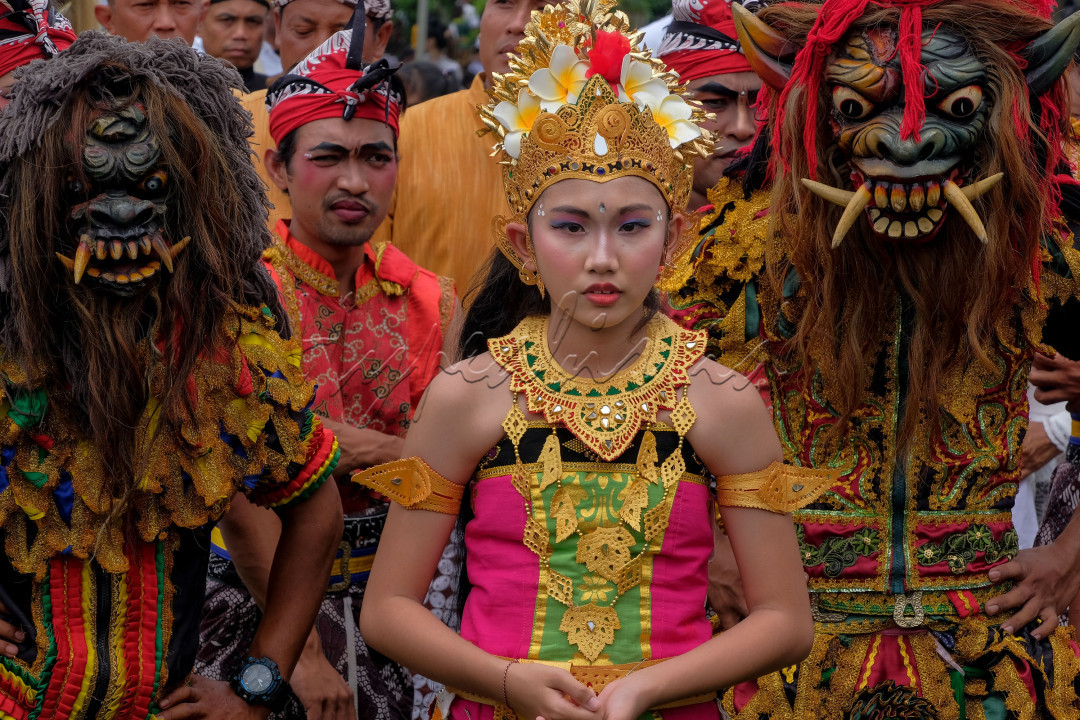 Indonesia adalah negara yang kaya akan keanekaragaman budaya. Dengan lebih dari 17.000 pulau dan ratusan suku bangsa, Sesuai dengan semboyang Bhineka Tunggal Ika yang berarti berbeda beda tapi tetap satu. Indonesia menawarkan berbagai macam budaya yang unik dan menarik untuk dipelajari.