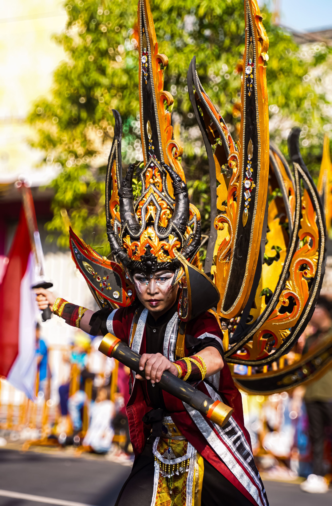 Potret kekayaan budaya Indonesia yang terlihat dalam wajah penuh semangat dan kostum megah. Setiap detail ornamen mencerminkan keindahan tradisi nusantara, menggabungkan keberanian dan kebanggaan sebagai bagian dari identitas bangsa.