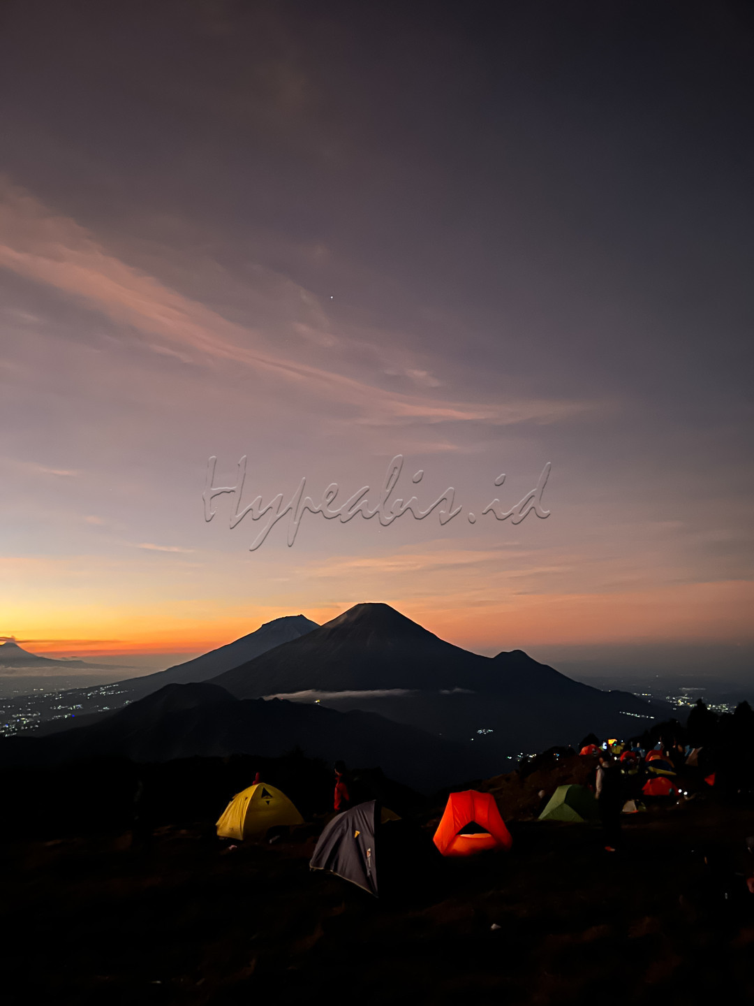 Pemandangan yang indah dari gunung Prau di waktu subuh