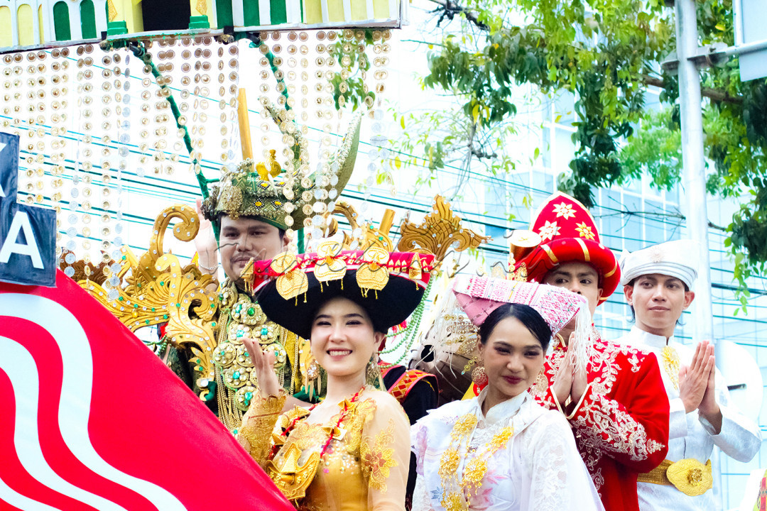 Pawai pakaian adat indonesia khususnya pakaian adat Sumatera Utara. Setiap tahunnya berbagai instansi pemerintah Sumatera Utara tepatnya di kota Medan menyambut gembira dengan karnaval, parade dan hiasan mobil 17 agustus 2024