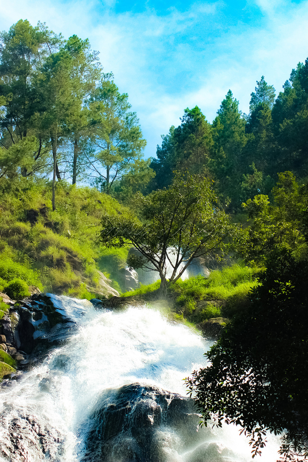 Air terjun Efrata&nbsp;adalah sebuah air terjun yang terletak di&nbsp;Kecamatan Harian, provinsi&nbsp;Sumatera Utara, di bagian barat negara&nbsp;Indonesia (186 km dari pusat Kota Medan). Ketinggian air terjun ini sekitar 26 meter dan lebar kurang lebih 12 meter. Suasana yang hijau nan migis menjadi daya tarik pengunjung pariwisata indonesia.