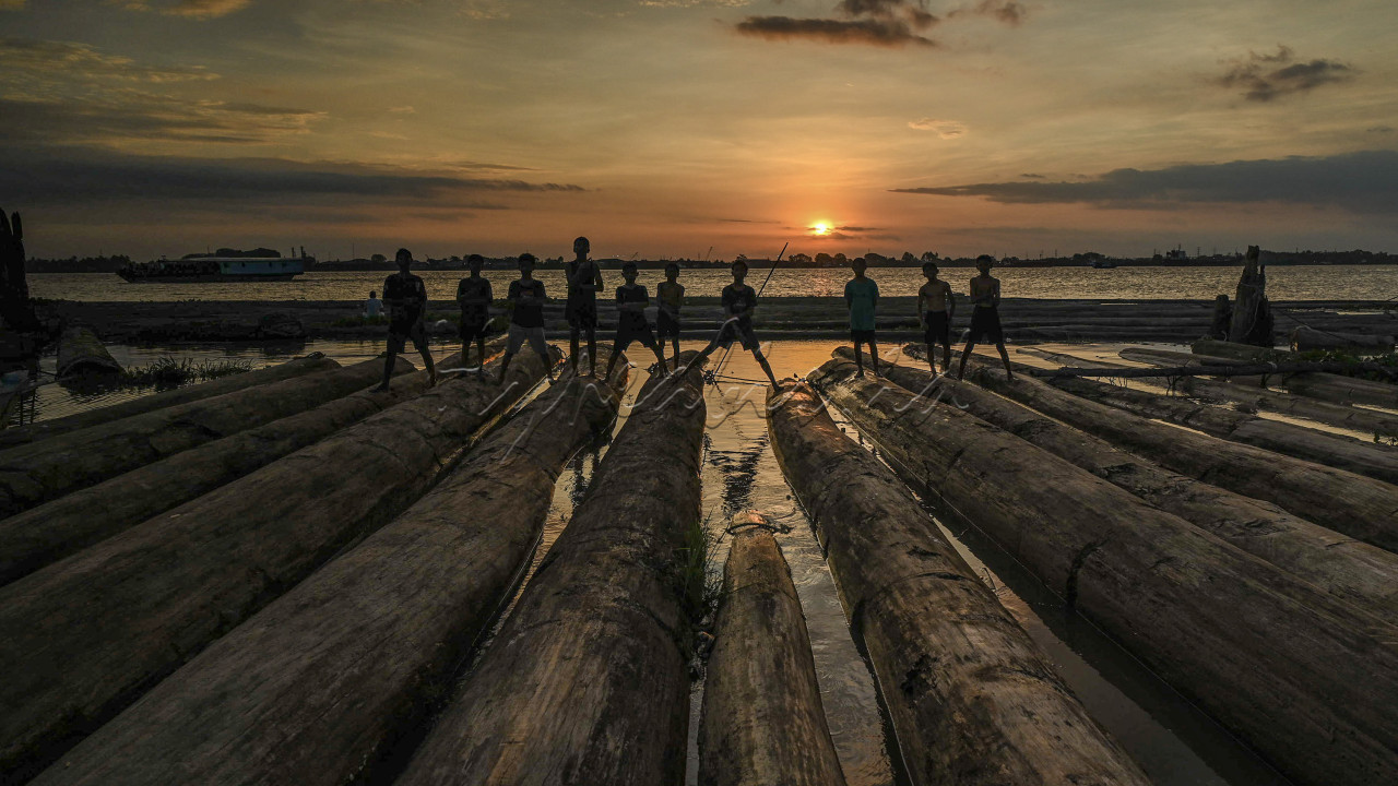 Foto anak disekitar Logpond (tempat pengumpulan kayu di tepi sungai barito