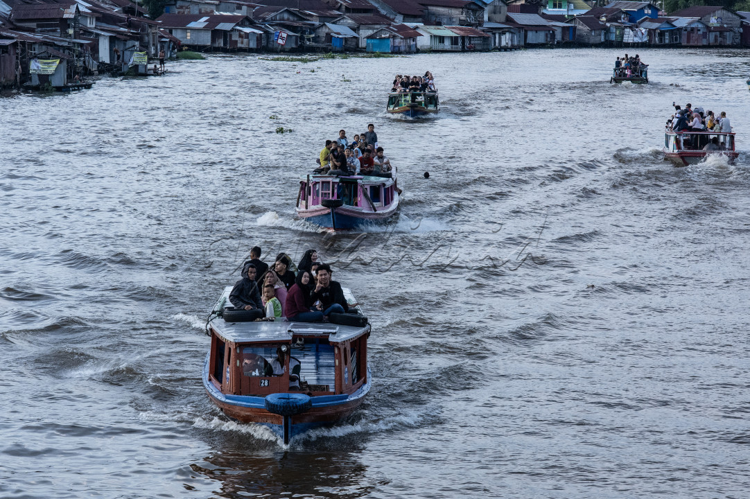 Banjarmasin dengan wisata Sungai, menyaksikan aktifitasa warga di tepi sungai