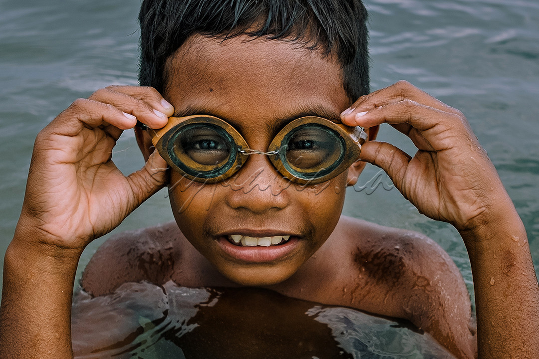 Seorang anak suku laut Lingga yang berada di kepulauan Riau dengan kaca mata renang khasnya yang terbuat dari kayu.