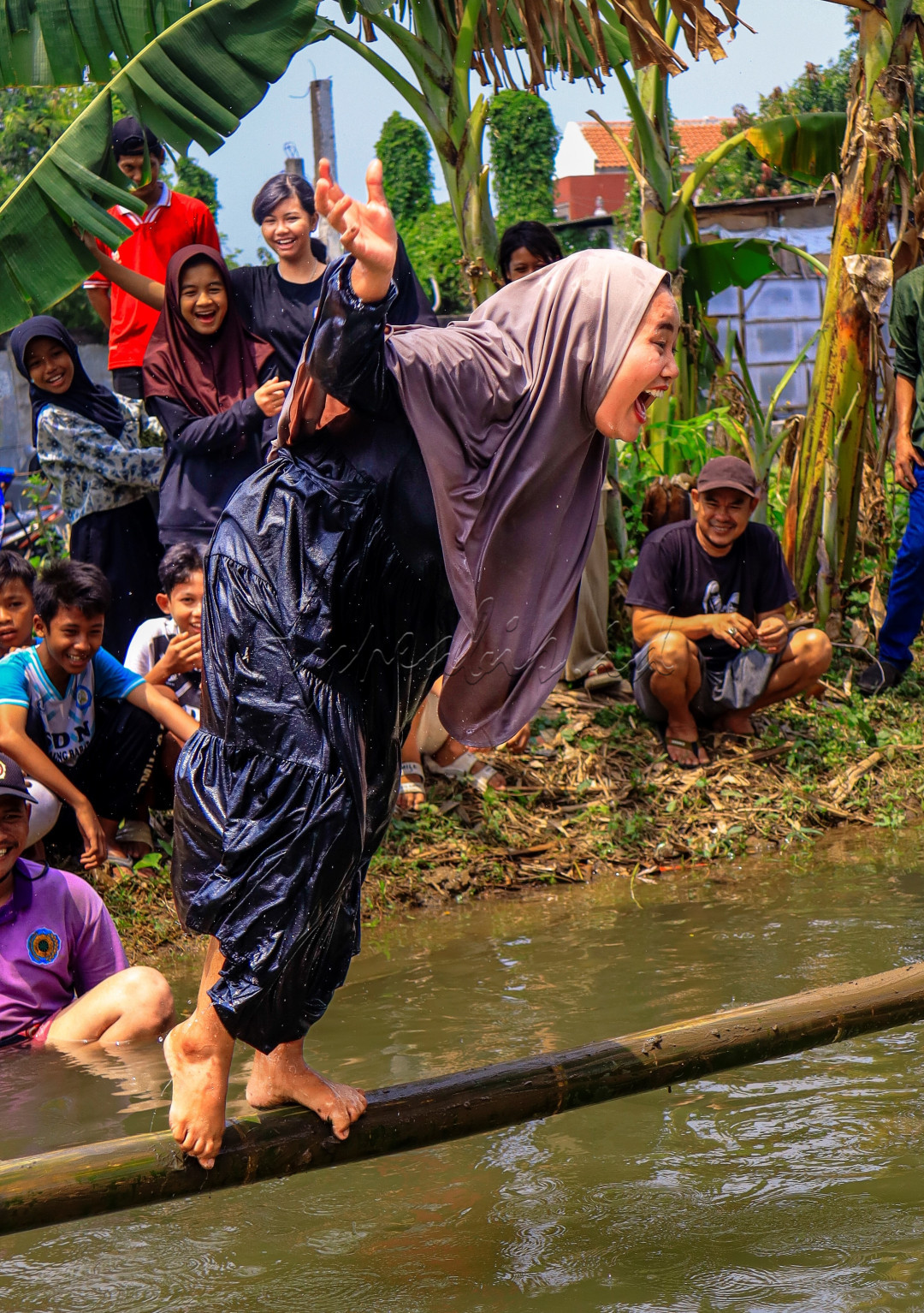 Moment lucu saat lomba melewati sebatang bambu diatas air, terlihat peserta lomba yaitu seorang ibu-ibu yg mencoba menjaga keseimbangan supaya tidak terjatuh ke air, namun usahanya sia-sia.....