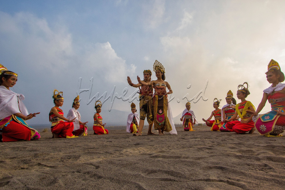 Roro Anteng adalah tokoh dalam legenda Suku Tengger, Jawa Timur. Roro Anteng adalah seorang wanita cantik dan berbudi yang hidup di zaman dahulu bersama suaminya Joko Seger. Pasangan ini hidup sebagai petani dan peternak di kaki Gunung Bromo.&nbsp;
<div>Roro Anteng dan Joko Seger tidak memiliki anak dan merasa risau. Mereka kemudian melakukan semedi kepada dewa untuk memohon keturunan. Dewa mengabulkan permintaan mereka dengan syarat anak terakhirnya harus dikorbankan.</div>