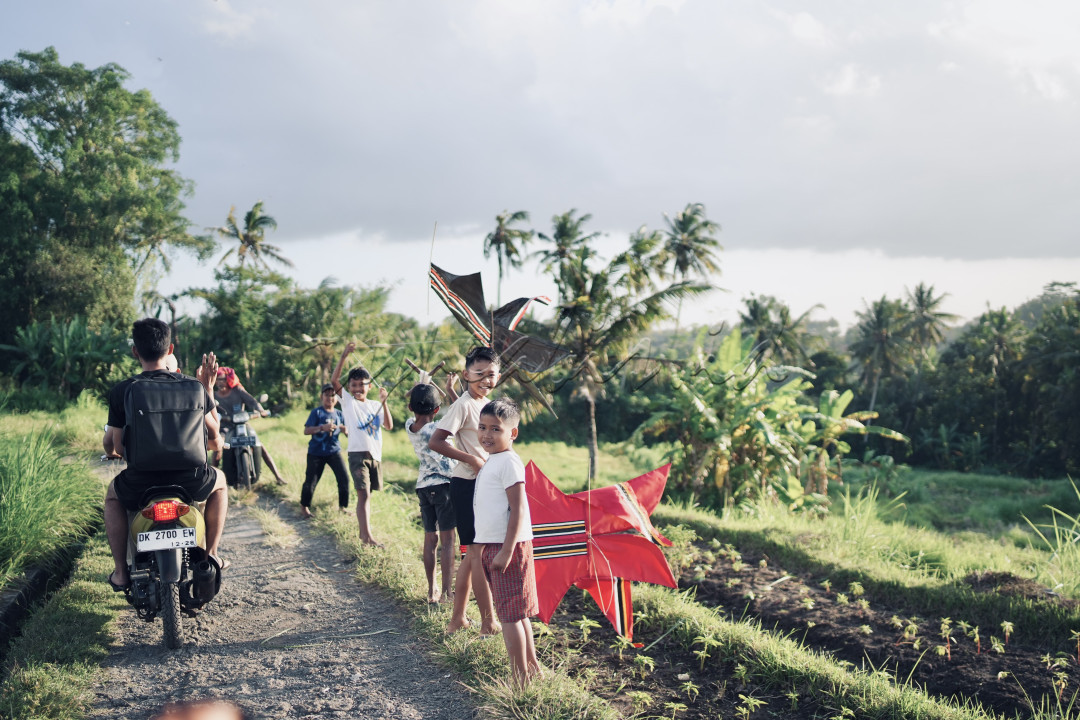 Terpancar wajah ceria anak-anak pada saat bermain layangan di sebuah desa. Berbaur dengan teman, menyatu dengan alam, dan mengalir dalam keceriaan cerahnya cuaca.