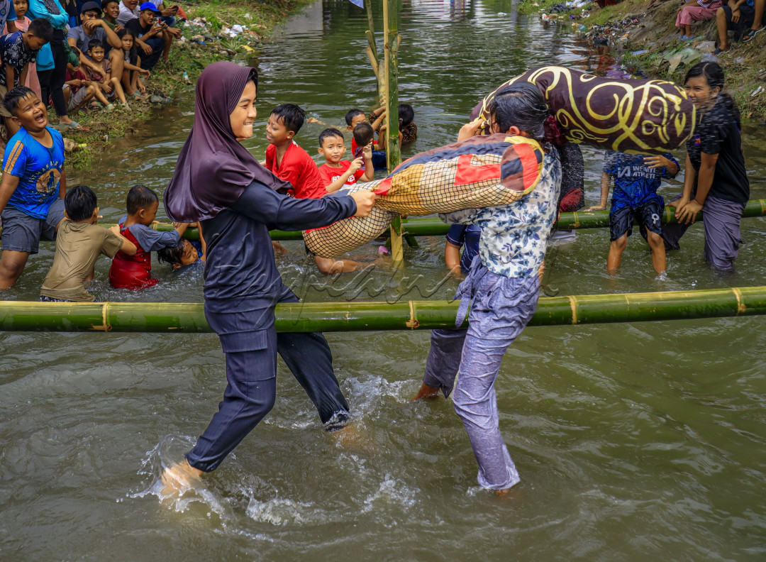 Keseruan moment lomba perang bantal yg diikuti juga anakperempuan dalam memeriahkan acara 17 Agustusan.