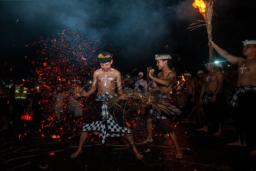 Lukat Geni adalah tradisi yang dipraktikkan oleh sekelompok pemuda-pemudi dan pengelingsir puri dari Puri Kawan setempat.&nbsp;Tradisi ini dilaksanakan pada malam pengerupukan, yang jatuh pada sasih Kesanga atau tepatnya satu hari sebelum perayaan&nbsp;Hari Raya Nyepi. Tempat pelaksanaan tradisi ini biasanya berada di&nbsp;Perempatan Satria Kawan (Catus Pata)&nbsp;pada&nbsp;Merajan Agung Puri Satria Kawan.