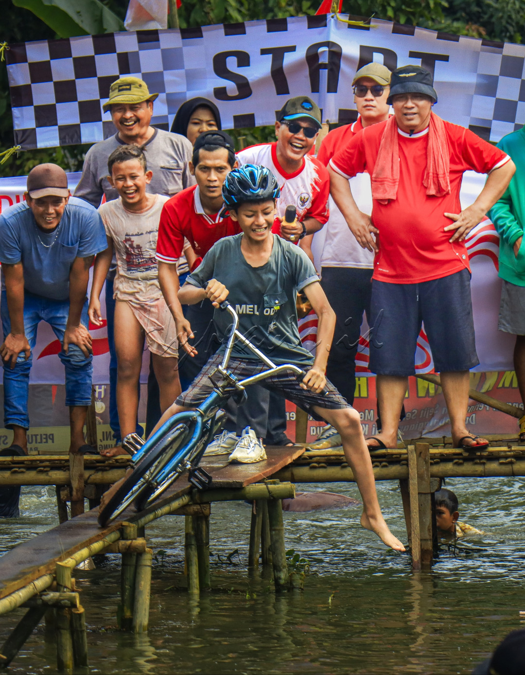 Lomba naik sepeda melintasi papan adalah salah satu lomba yg diadakan guna memeriahkan acara 17 Agustusan. Peserta diharuskan menaiki sepeda yg sudah disediakan Panitia lomba utk melewati papan diatas air sepanjang 50 meter dan harus mencapai ujung papan dgn tetap menjaga keseimbangannya supaya tidak terjatuh ke air.