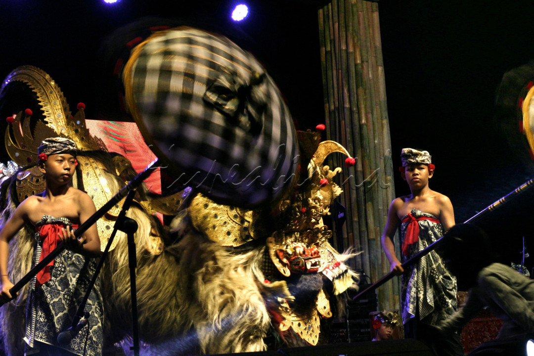 <strong>Gerak langkah leluhur warisan budaya bali</strong><br />
&nbsp; &nbsp; &nbsp;Dalam setiap gerakan tubuh yang lincah dan ekspresif, tersimpan kisah panjang tentang keindahan budaya Bali. Foto ini menangkap momen sakral saat seorang penari barong membawakan tarian leluhur yang telah diwariskan selama berabad-abad. Setiap lenggok tubuh dan detak gendang adalah nyanyian jiwa yang menghubungkan masa kini dengan masa lalu, menjadi bukti nyata kekayaan budaya Bali yang tak ternilai.